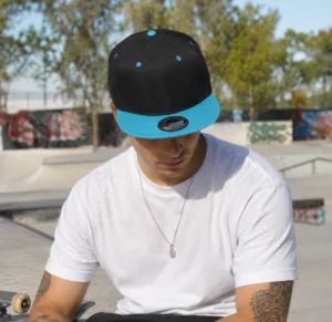 Chico con gorra Snapback lisa para adulto Ref. GTI307